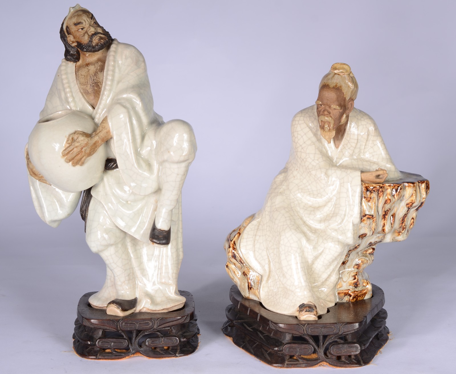Duas figuras de porcelana oriental em policromia, bases de madeira. - foto 1 de 8