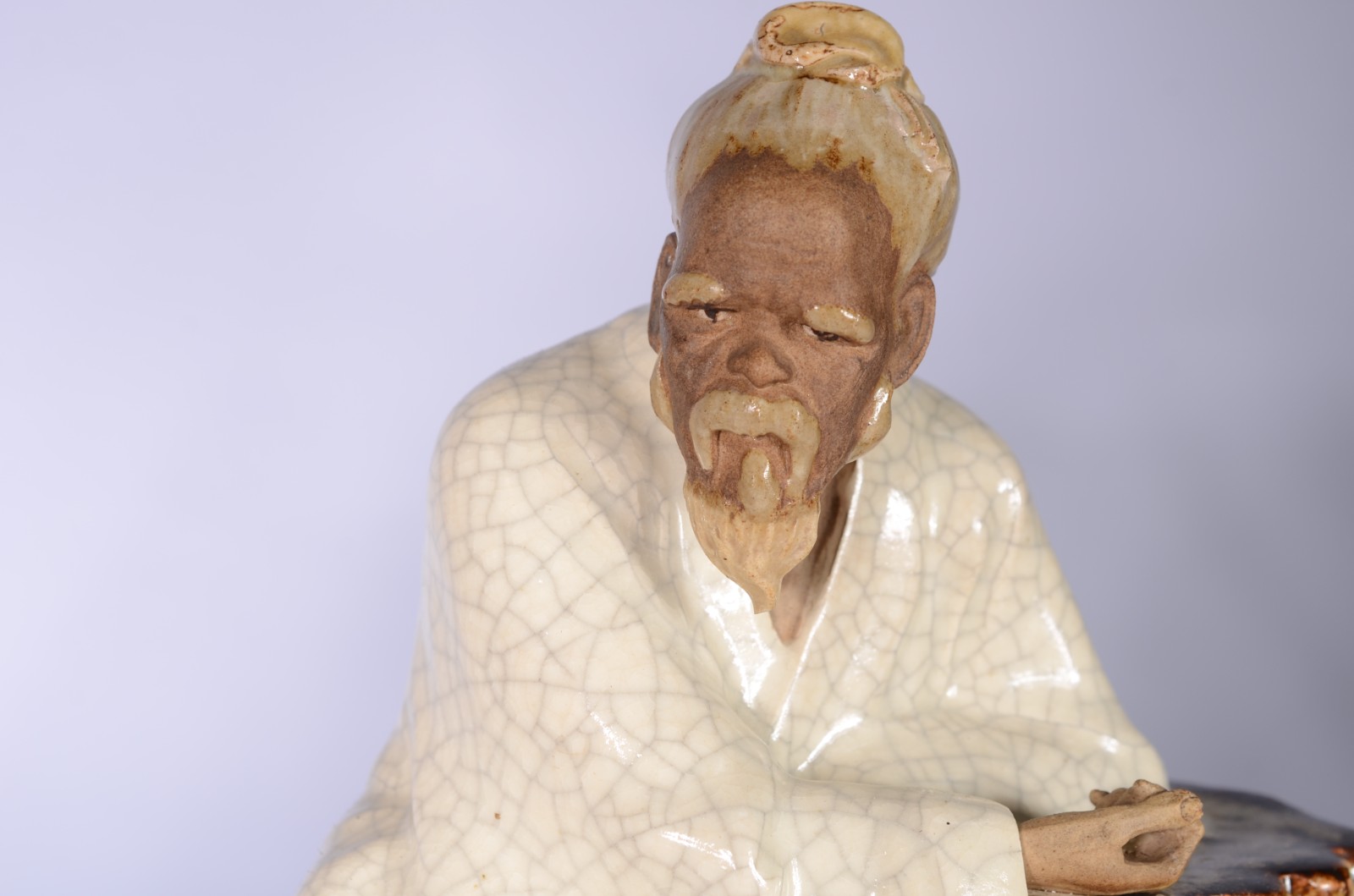 Duas figuras de porcelana oriental em policromia, bases de madeira. - foto 2 de 8