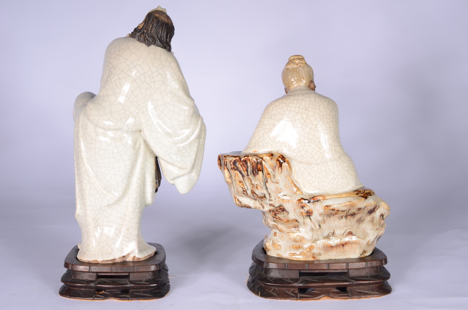 Duas figuras de porcelana oriental em policromia, bases de madeira. - foto 6 de 8