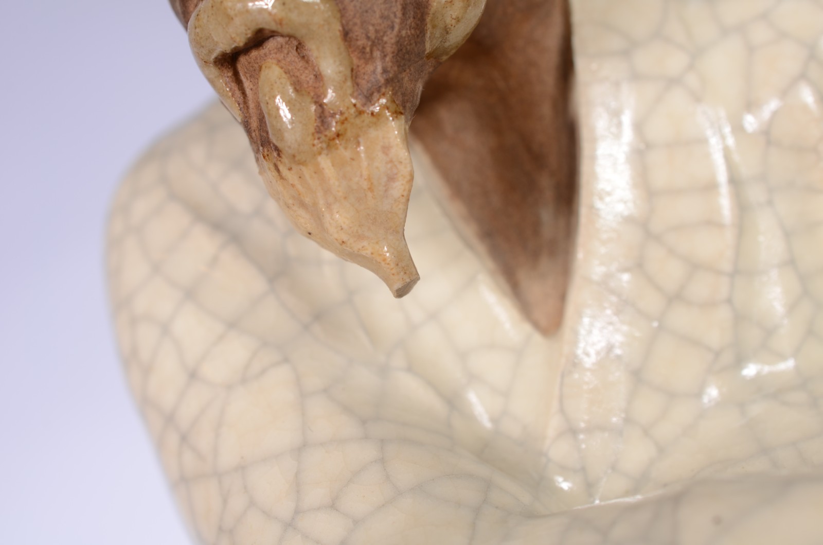 Duas figuras de porcelana oriental em policromia, bases de madeira. - foto 8 de 8
