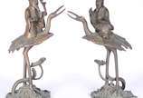 Par de antigas esculturas chinesas em bronze co... - Par de antigas esculturas chinesas em bronze com detalhes dourados, representando Sábios sobre aves Mitológicas. Figuras soltas de encaixe.