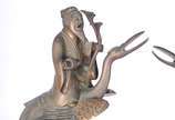 Par de antigas esculturas chinesas em bronze co... - Par de antigas esculturas chinesas em bronze com detalhes dourados, representando Sábios sobre aves Mitológicas. Figuras soltas de encaixe.