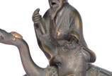 Par de antigas esculturas chinesas em bronze co... - Par de antigas esculturas chinesas em bronze com detalhes dourados, representando Sábios sobre aves Mitológicas. Figuras soltas de encaixe.