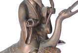 Par de antigas esculturas chinesas em bronze co... - Par de antigas esculturas chinesas em bronze com detalhes dourados, representando Sábios sobre aves Mitológicas. Figuras soltas de encaixe.