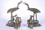 Par de antigas esculturas chinesas em bronze co... - Par de antigas esculturas chinesas em bronze com detalhes dourados, representando Sábios sobre aves Mitológicas. Figuras soltas de encaixe.