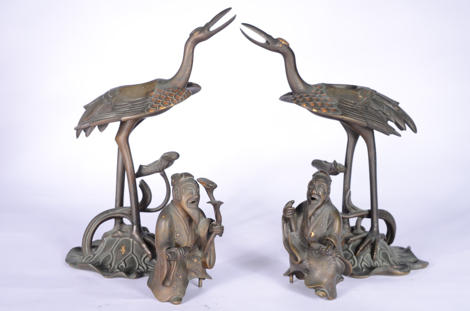 Par de antigas esculturas chinesas em bronze com detalhes dourados... - foto 6 de 8
