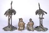Par de antigas esculturas chinesas em bronze co... - Par de antigas esculturas chinesas em bronze com detalhes dourados, representando Sábios sobre aves Mitológicas. Figuras soltas de encaixe.