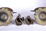 Par de antigas esculturas chinesas em bronze co... - Par de antigas esculturas chinesas em bronze com detalhes dourados, representando Sábios sobre aves Mitológicas. Figuras soltas de encaixe.