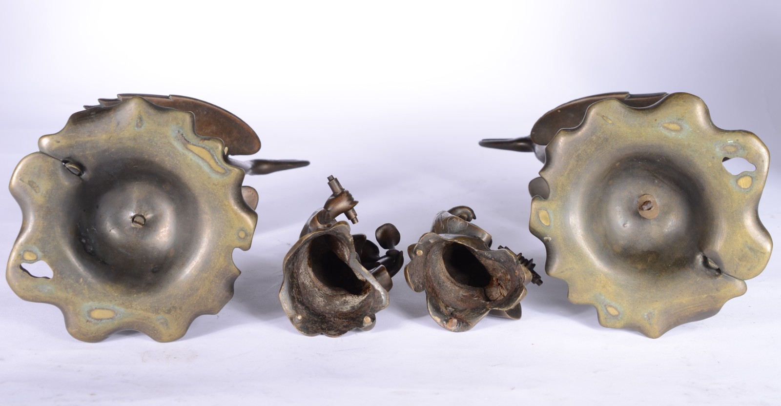 Par de antigas esculturas chinesas em bronze com detalhes dourados... - foto 8 de 8
