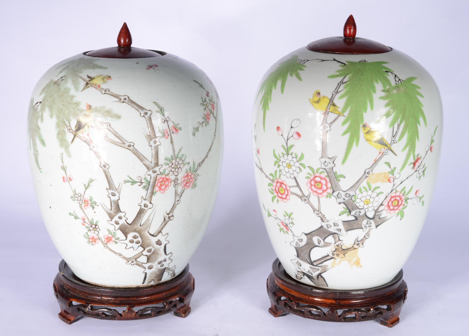 Par de antigos potiches de porcelana chinesa decorados com galhos... - foto 1 de 8