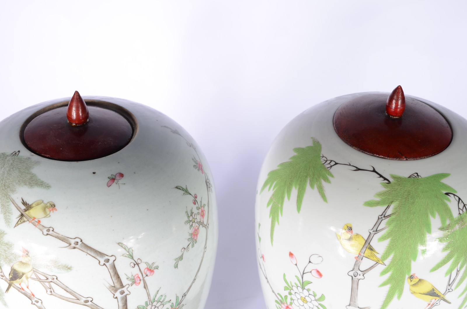 Par de antigos potiches de porcelana chinesa decorados com galhos... - foto 4 de 8