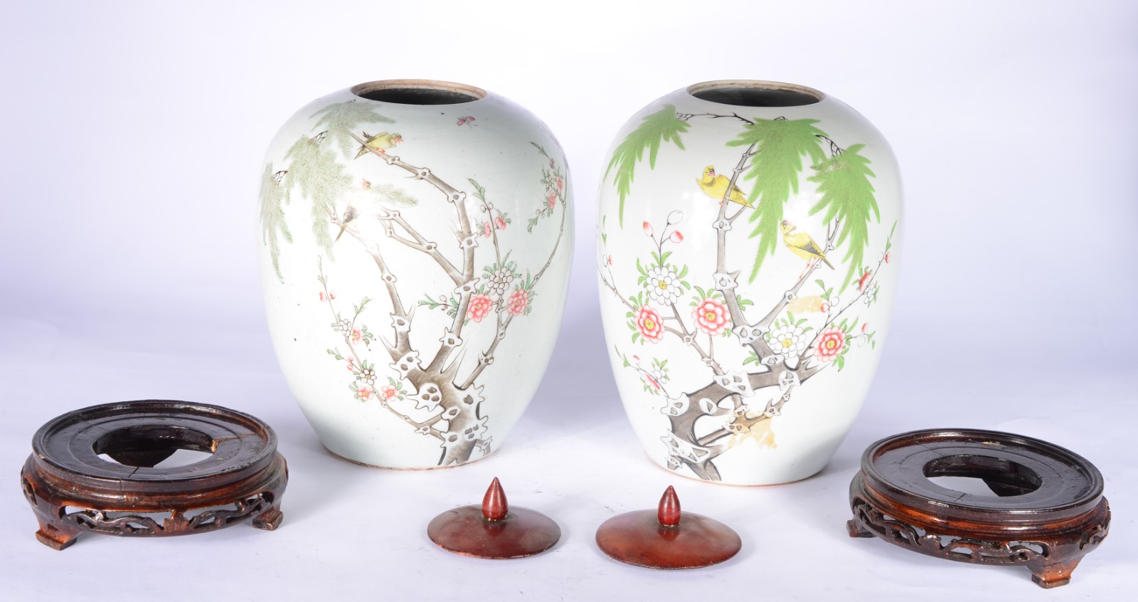 Par de antigos potiches de porcelana chinesa decorados com galhos... - foto 5 de 8