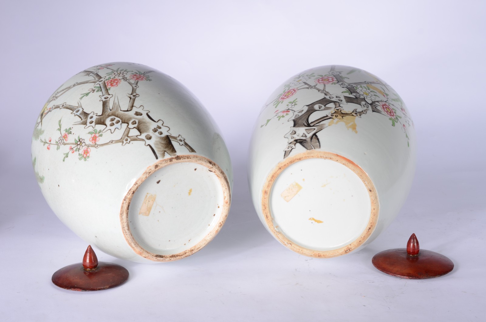 Par de antigos potiches de porcelana chinesa decorados com galhos... - foto 8 de 8