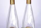 Par de garrafas de cristal facetado, bocais e s... - Par de garrafas de cristal facetado, bocais e suportes de metal com figuras de "caçador" em relevo (com desgastes, uma das tampas de diferente m...