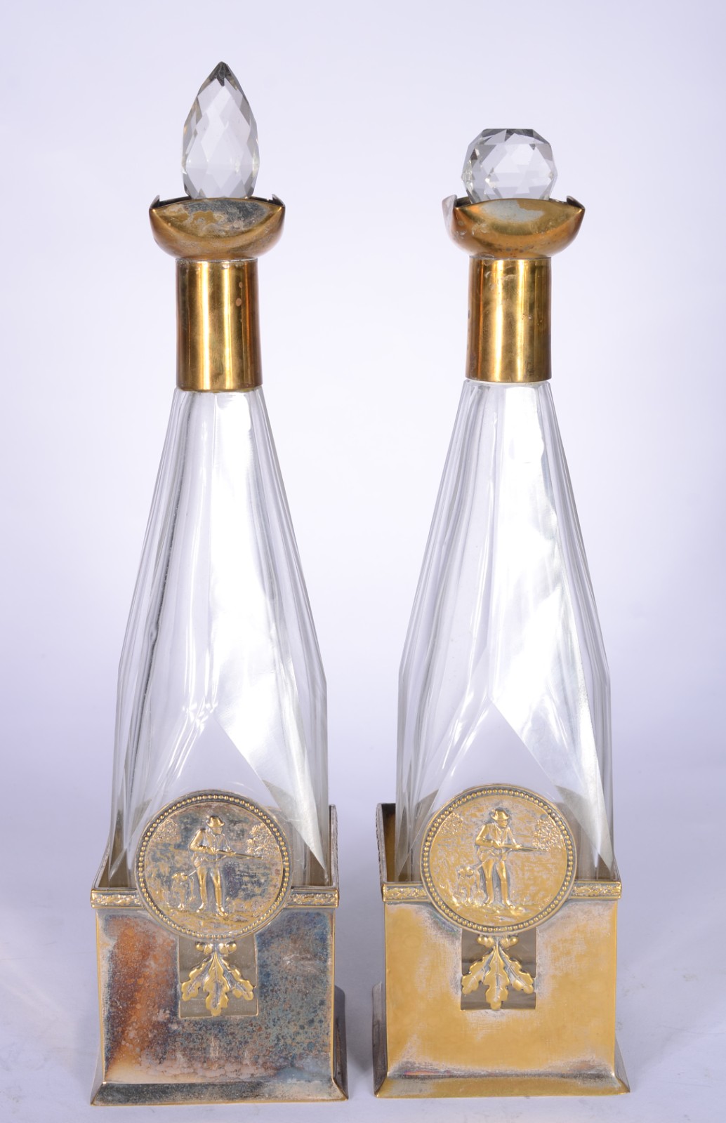Par de garrafas de cristal facetado, bocais e suportes de metal com... - foto 1 de 7