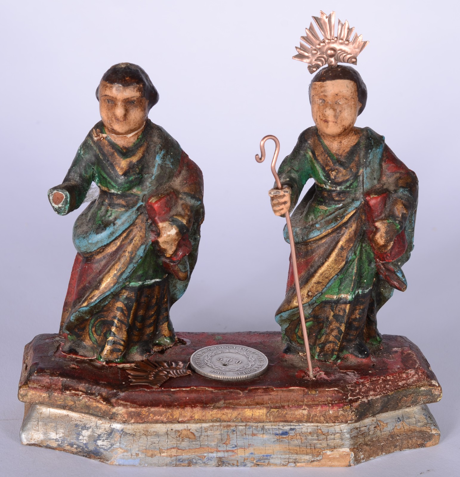 São Cosme e Damião - Antiga imagem de madeira policromada. Desgastes. - foto 1 de 8