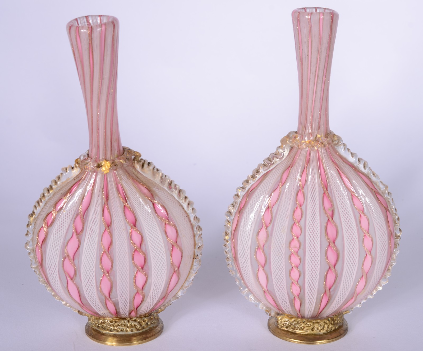 Par de vasos em murano em tons de rosa claro, base de bronze. - foto 1 de 7