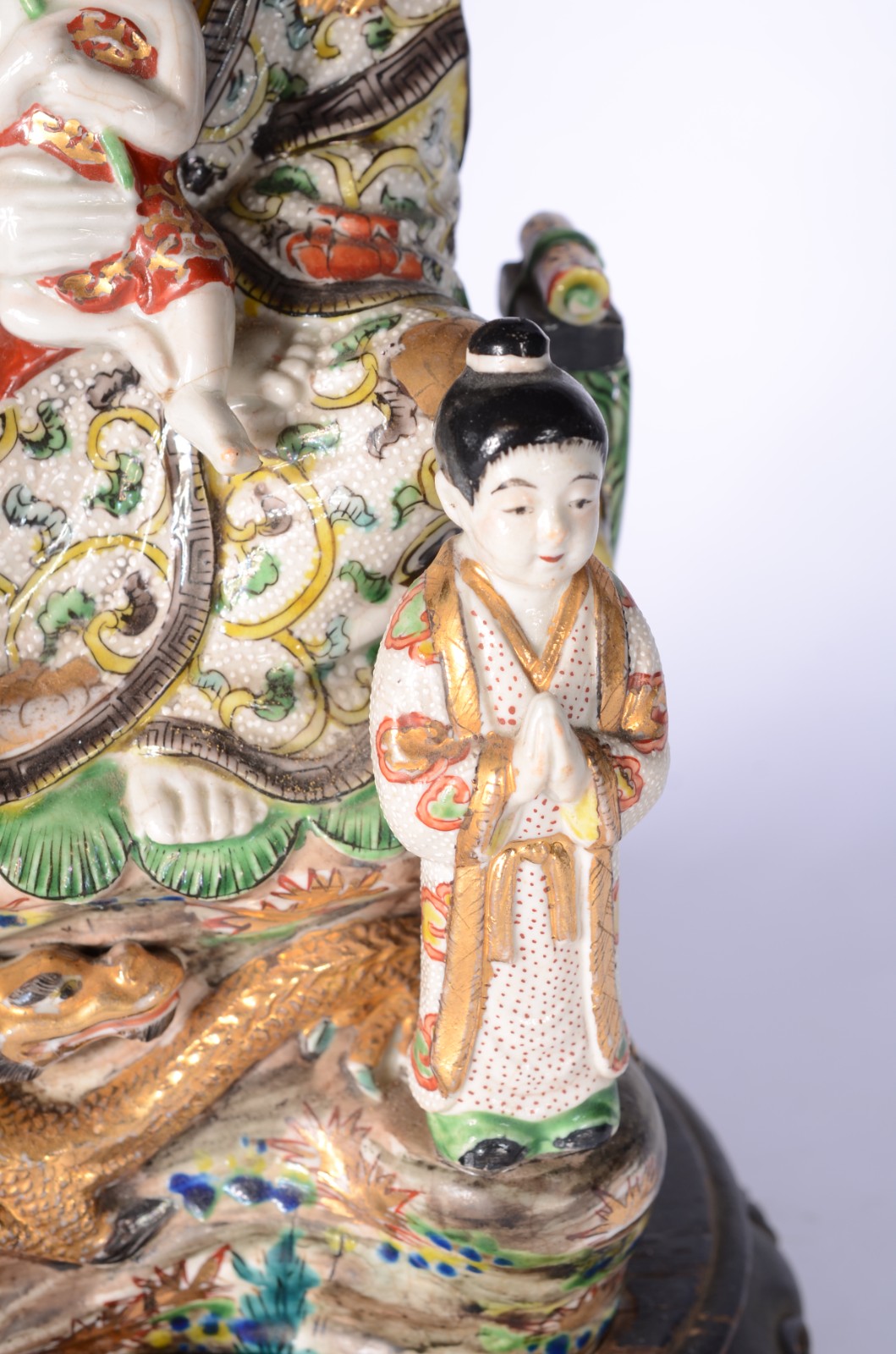 Grupo escultórico de cerâmica oriental policromada e realces dourados... - foto 3 de 9