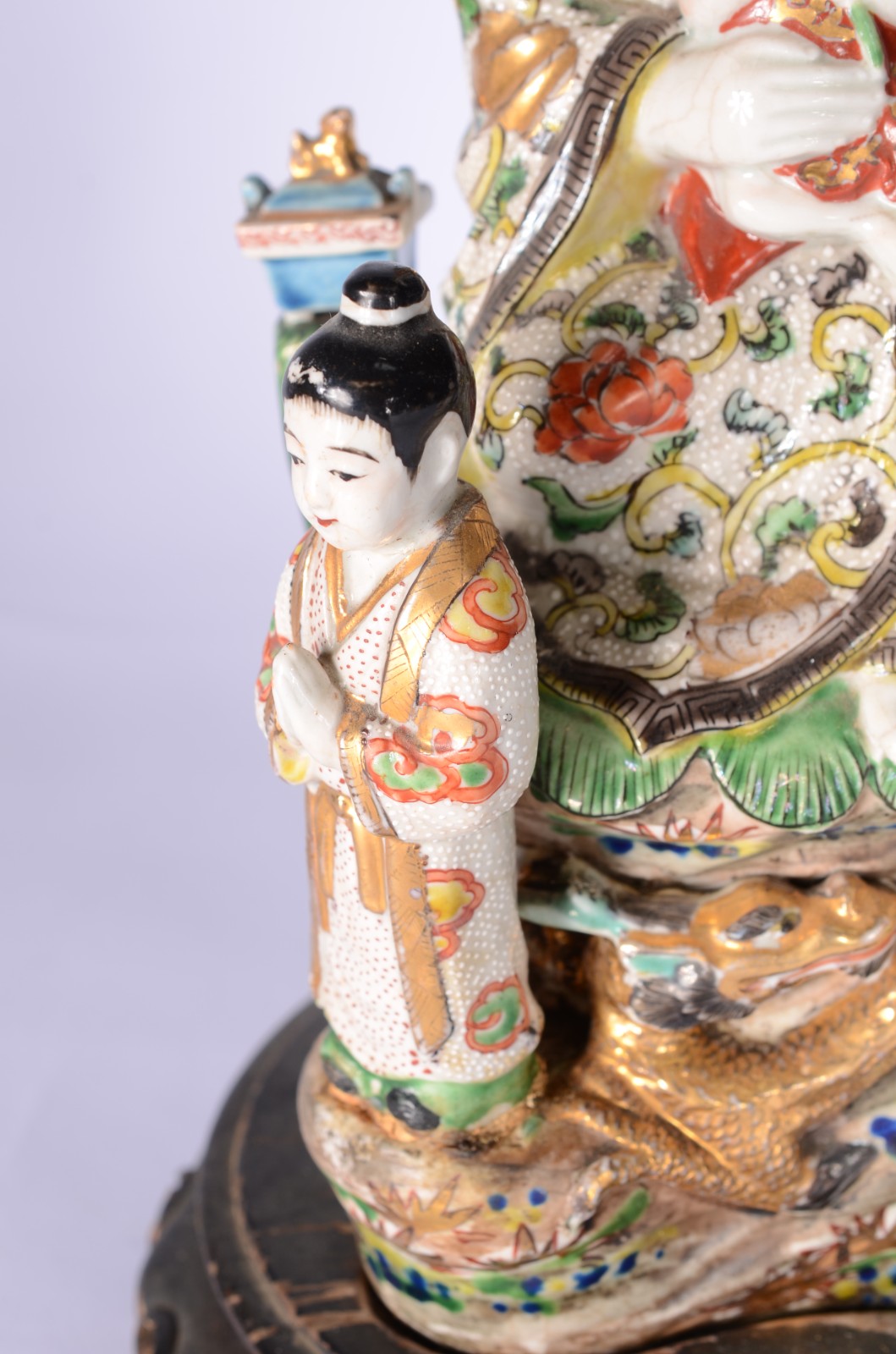 Grupo escultórico de cerâmica oriental policromada e realces dourados... - foto 4 de 9