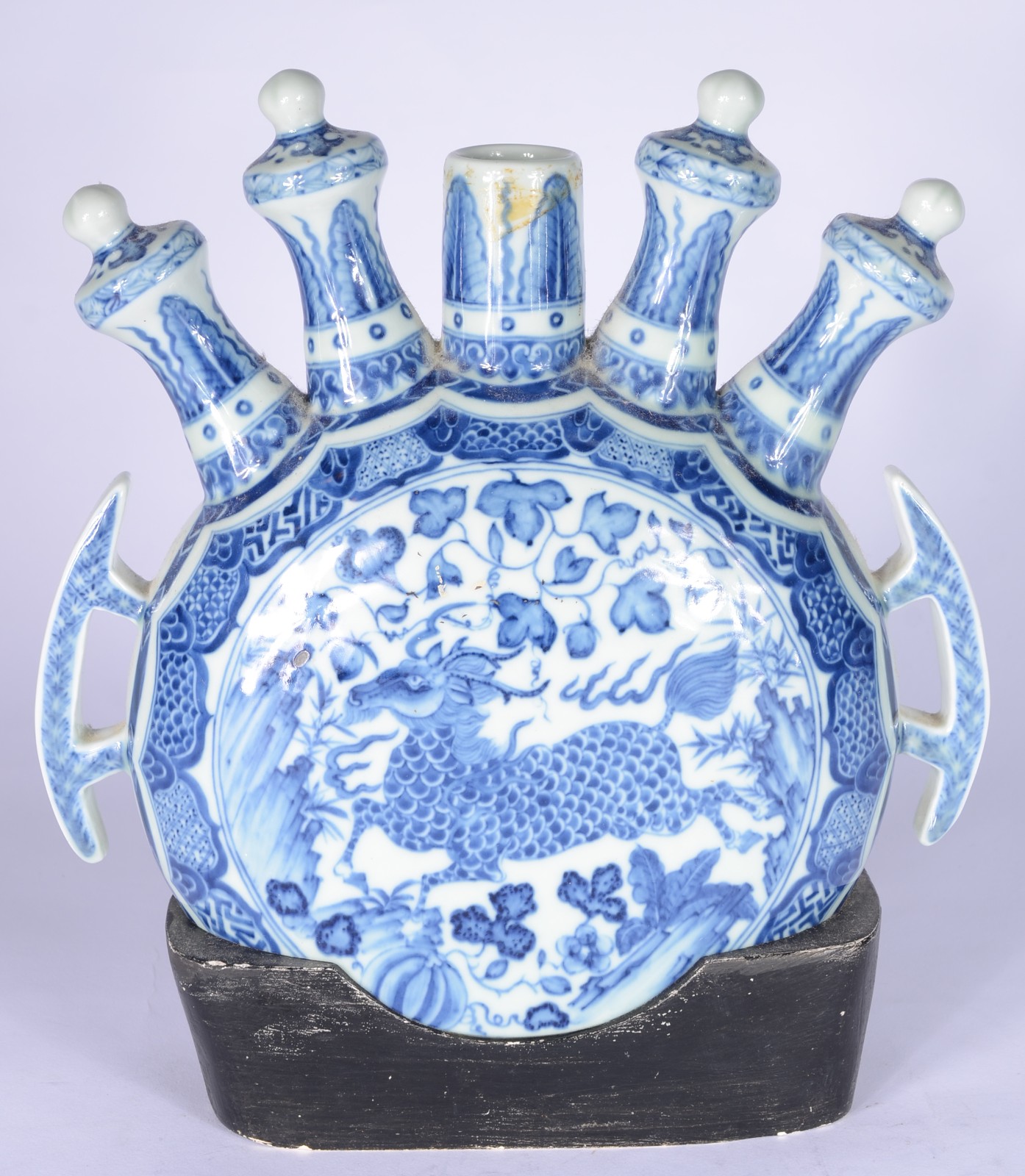 Peça decorativa de porcelana oriental decorada com figura de animal... - foto 1 de 6