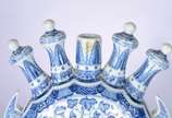 Peça decorativa de porcelana oriental decorada ... - Peça decorativa de porcelana oriental decorada com figura de animal estilizado e vegetação em tons de azul e branco, encimada por cinco pinos se...