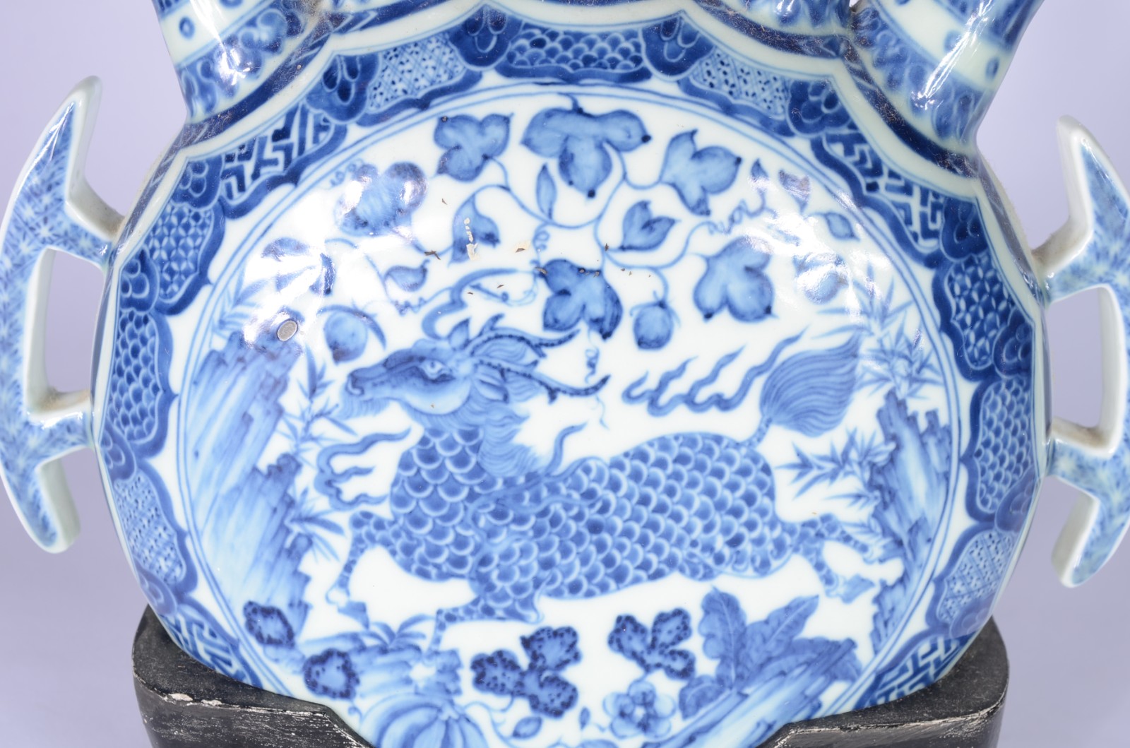 Peça decorativa de porcelana oriental decorada com figura de animal... - foto 3 de 6