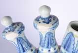 Peça decorativa de porcelana oriental decorada ... - Peça decorativa de porcelana oriental decorada com figura de animal estilizado e vegetação em tons de azul e branco, encimada por cinco pinos se...