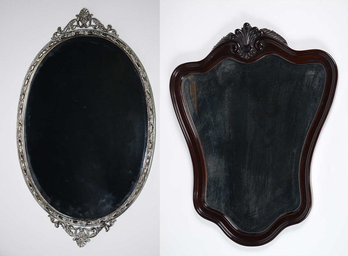 Dois espelhos, sendo um com moldura de metal prateado (44,5 x 72 cm)...