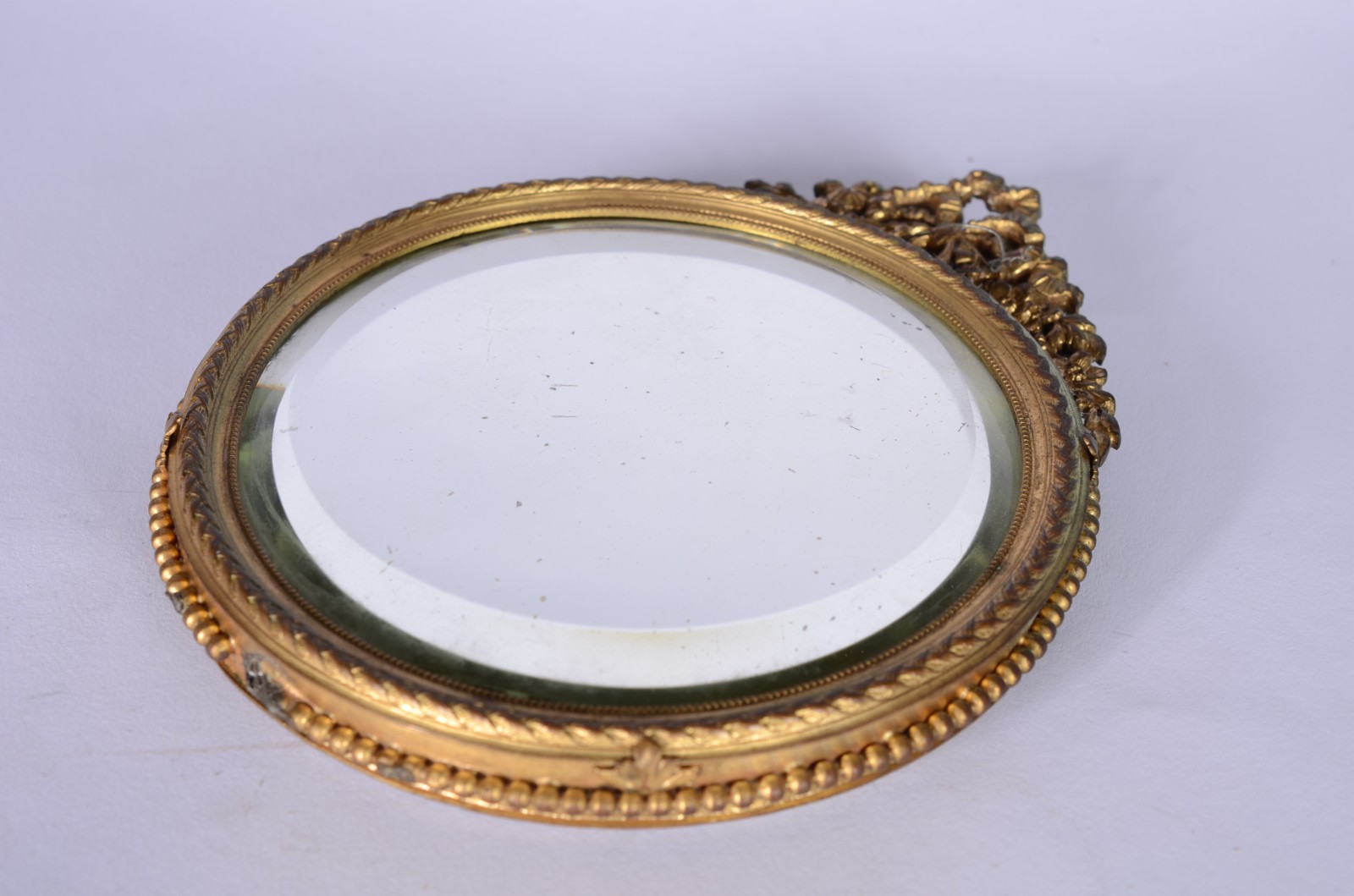 Poseira e espelho para toilette de metal dourado, decorados com... - foto 2 de 7