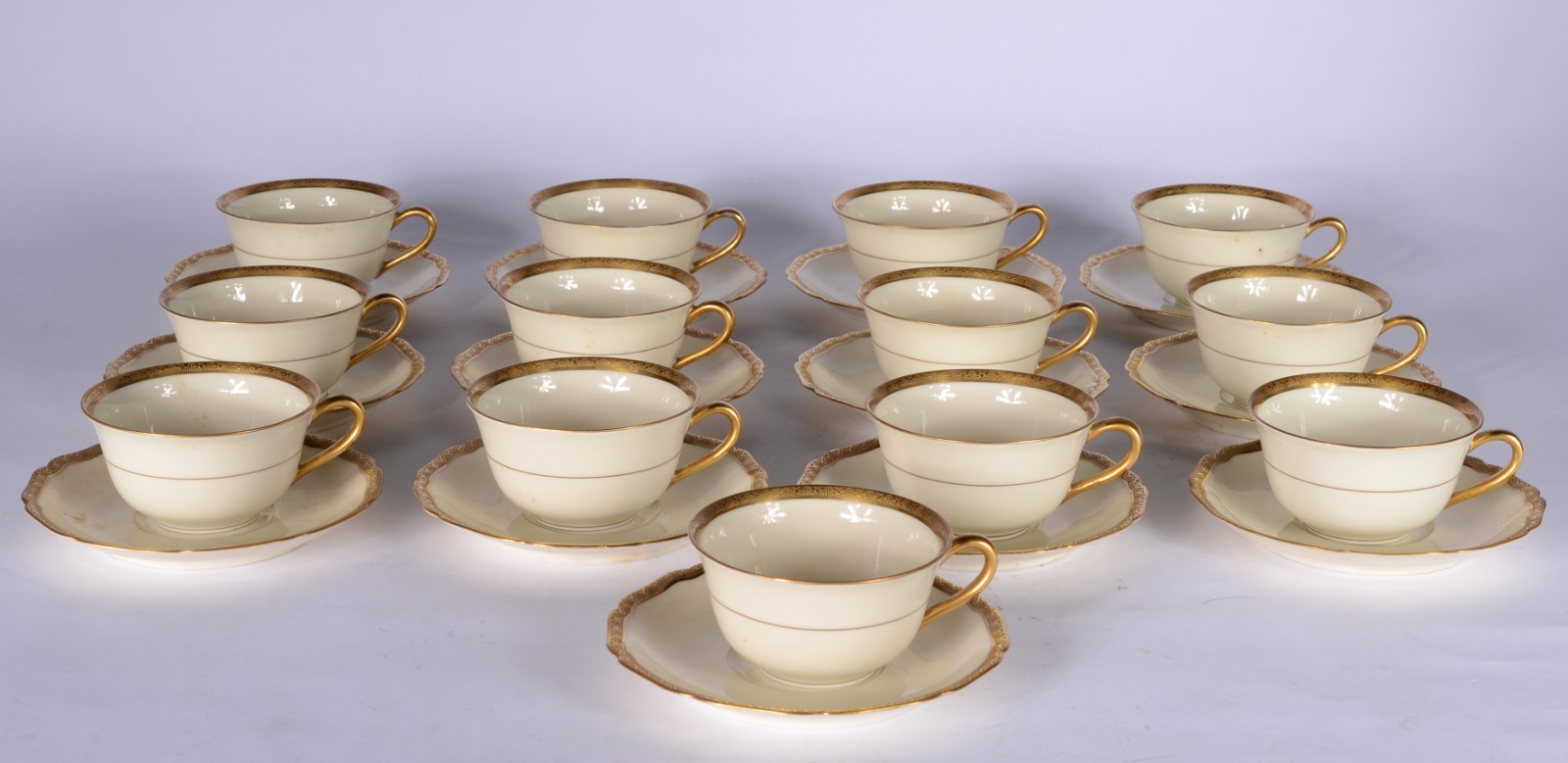 Conjunto com 13 xícaras de chá de porcelana alemã Bavaria, branca com... - foto 1 de 8