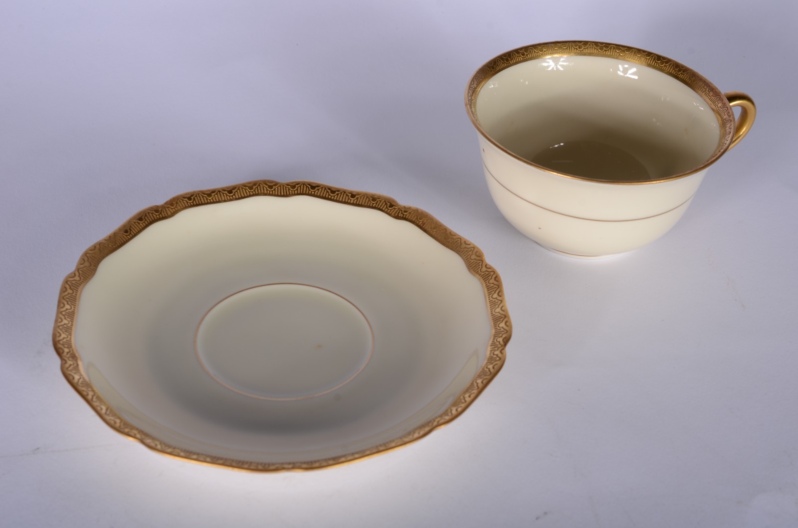 Conjunto com 13 xícaras de chá de porcelana alemã Bavaria, branca com... - foto 3 de 8