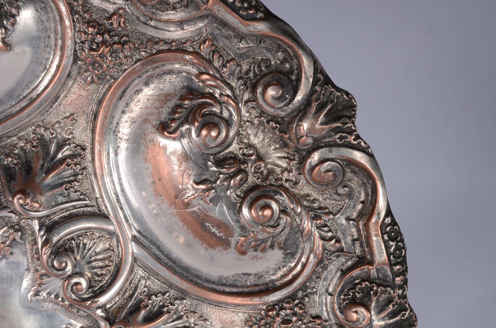 Medalhão de metal prateado com concheados em relevo (desgastes). - foto 4 de 6