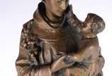 Escultura de bronze representando Santo Antônio... - Escultura de bronze representando Santo Antônio com menino.