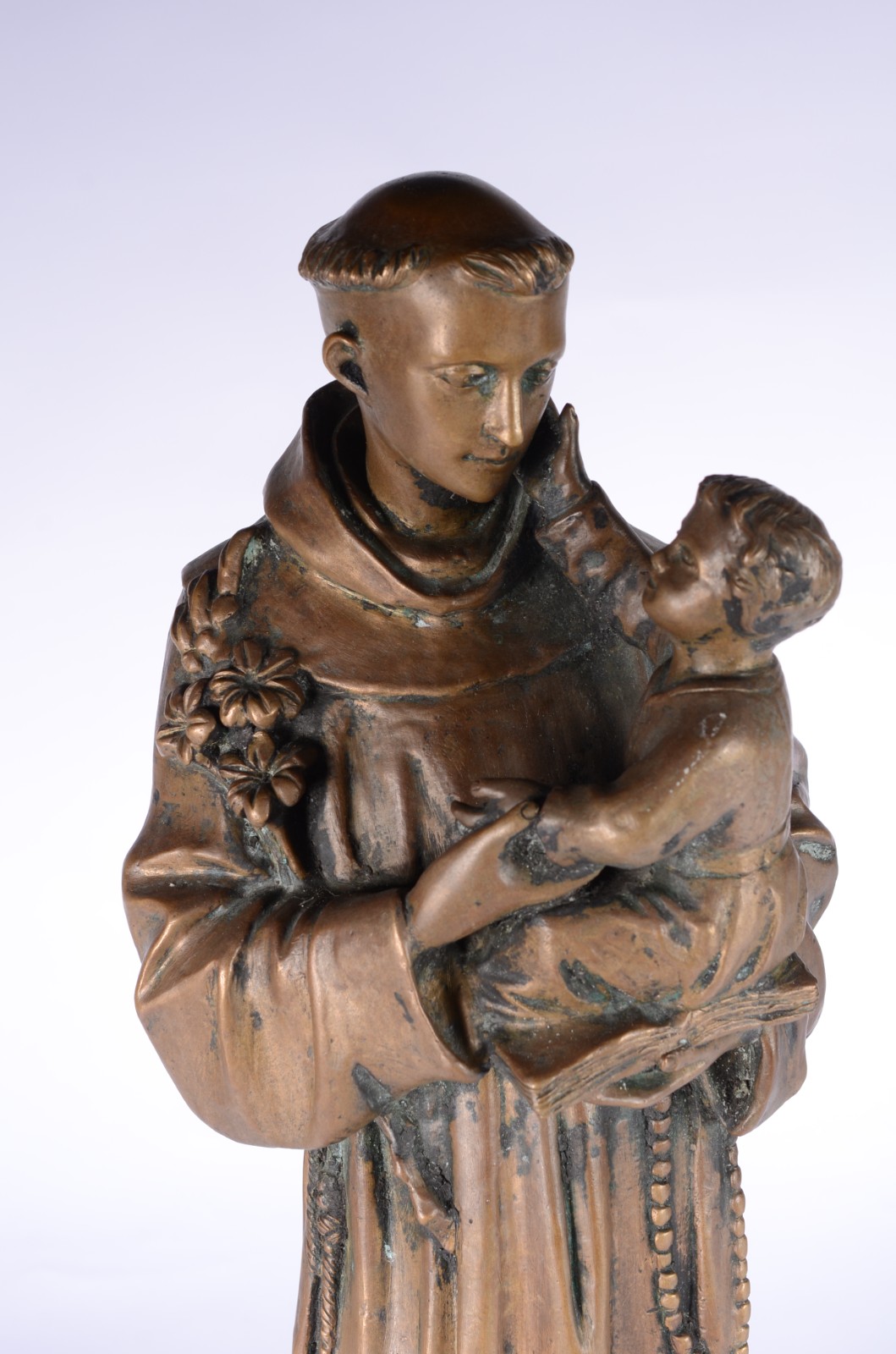 Escultura de bronze representando Santo Antônio com menino. - foto 2 de 7