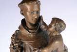 Escultura de bronze representando Santo Antônio... - Escultura de bronze representando Santo Antônio com menino.