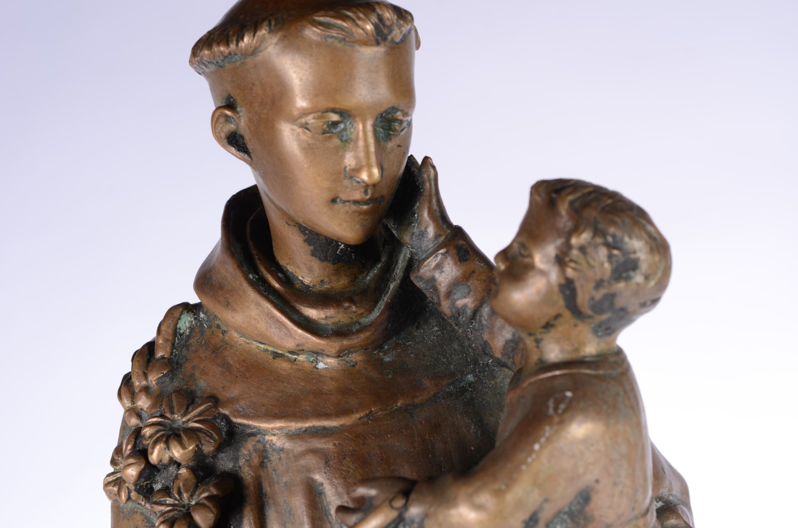 Escultura de bronze representando Santo Antônio com menino. - foto 3 de 7