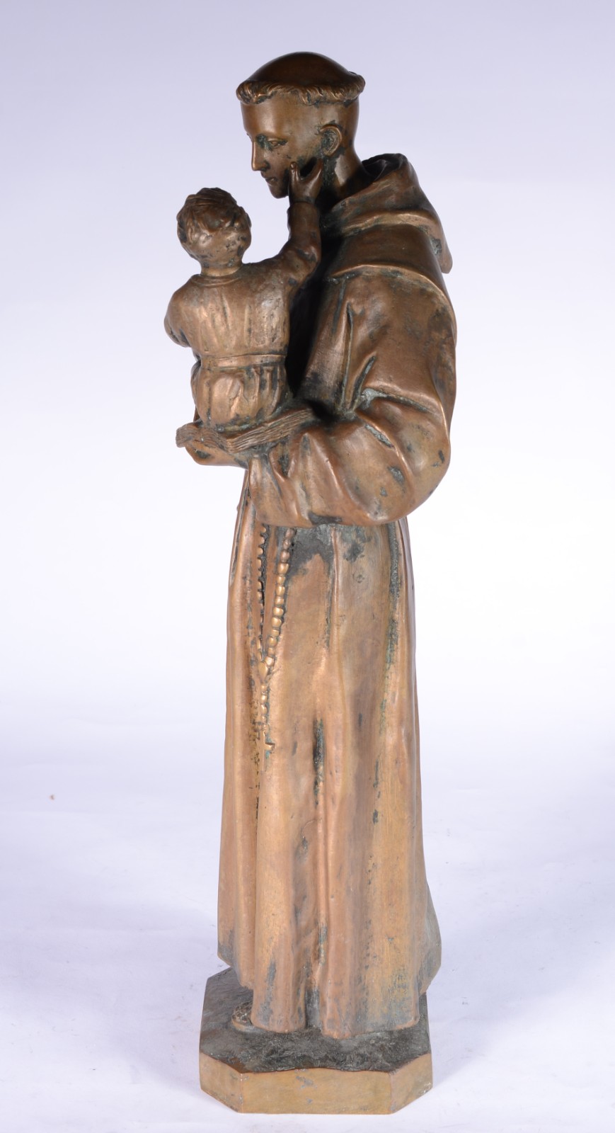 Escultura de bronze representando Santo Antônio com menino. - foto 6 de 7