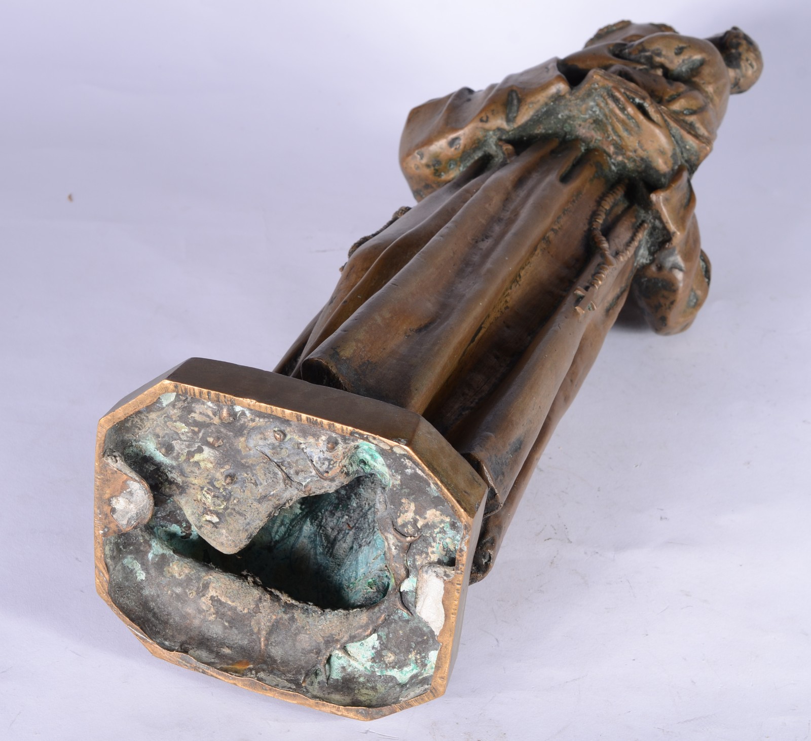 Escultura de bronze representando Santo Antônio com menino. - foto 7 de 7