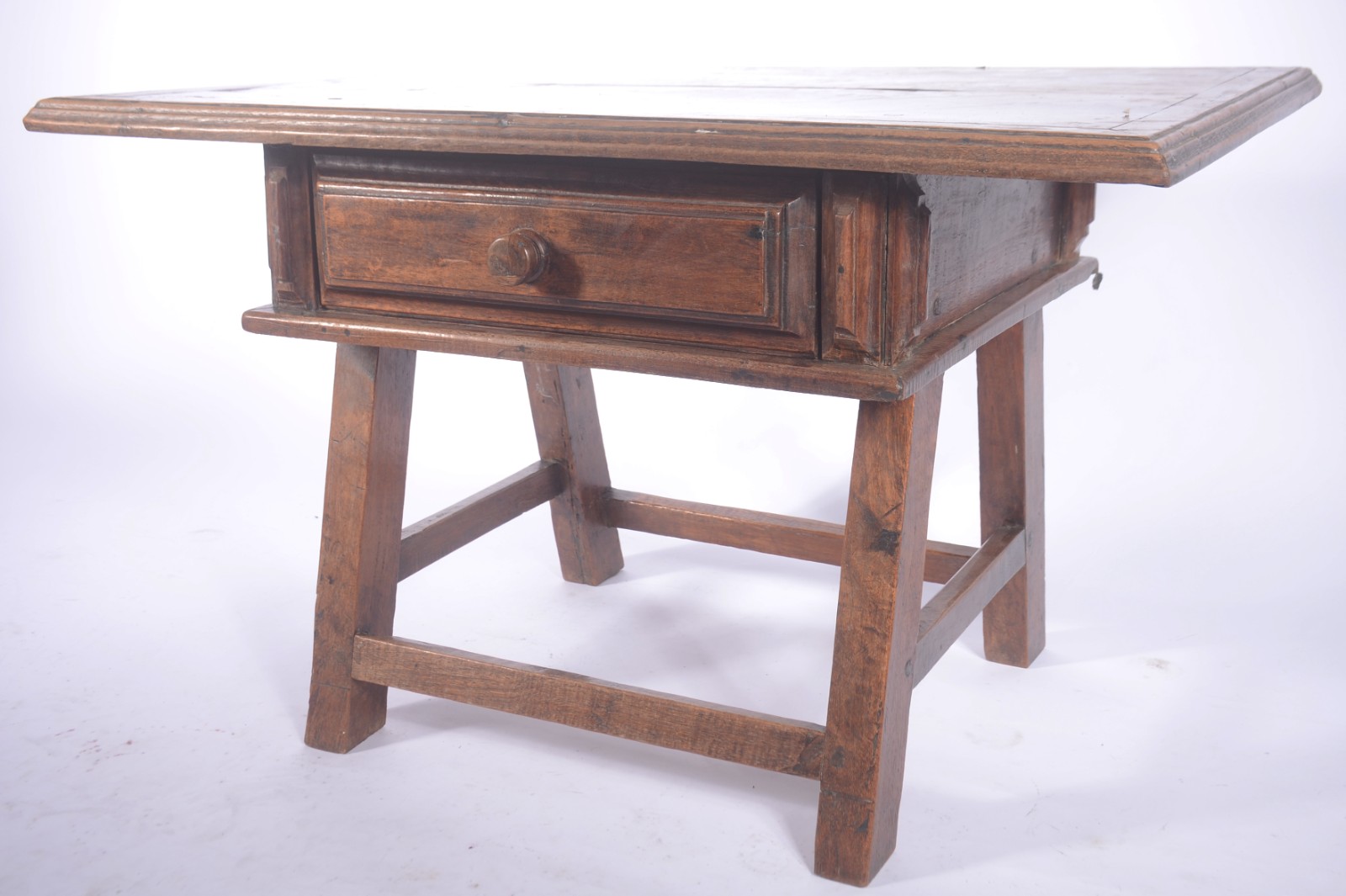 Mesa auxiliar de madeira nobre, estilo colonial brasileiro, tampo... - foto 1 de 7
