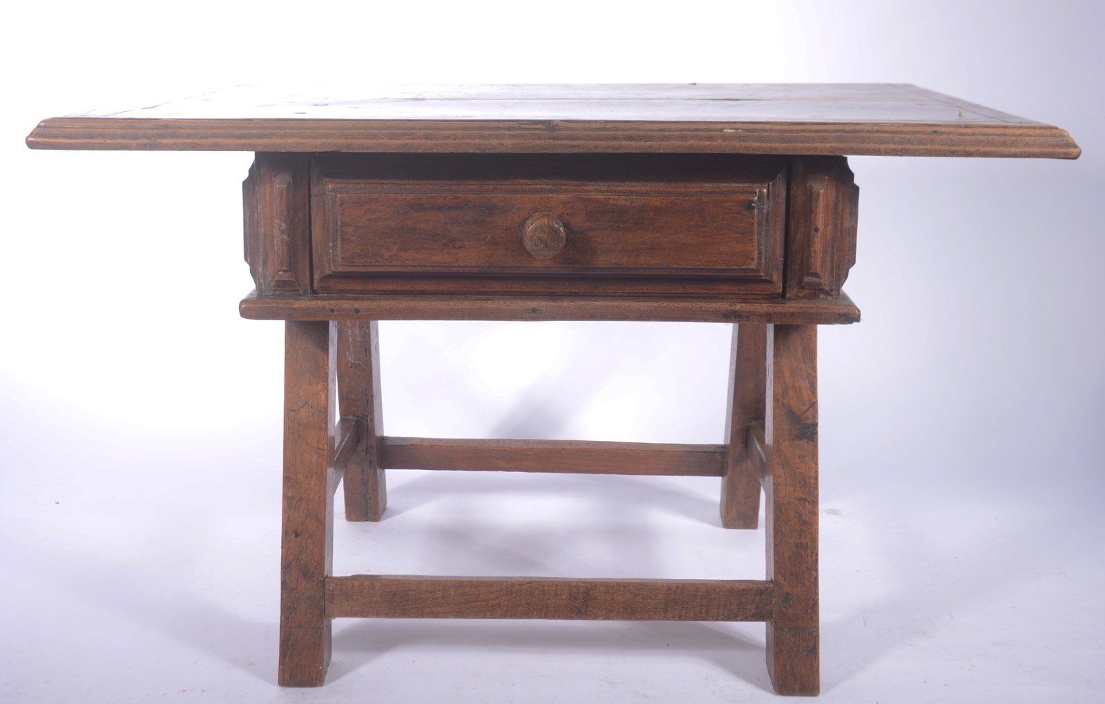 Mesa auxiliar de madeira nobre, estilo colonial brasileiro, tampo... - foto 2 de 7