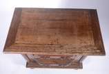 Mesa auxiliar de madeira nobre, estilo colonial... - Mesa auxiliar de madeira nobre, estilo colonial brasileiro, duas gavetas e laterais almofadadas, puxadores de metal. Desgastes.