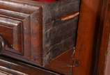 Mesa auxiliar de madeira nobre, estilo colonial... - Mesa auxiliar de madeira nobre, estilo colonial brasileiro, duas gavetas e laterais almofadadas, puxadores de metal. Desgastes.