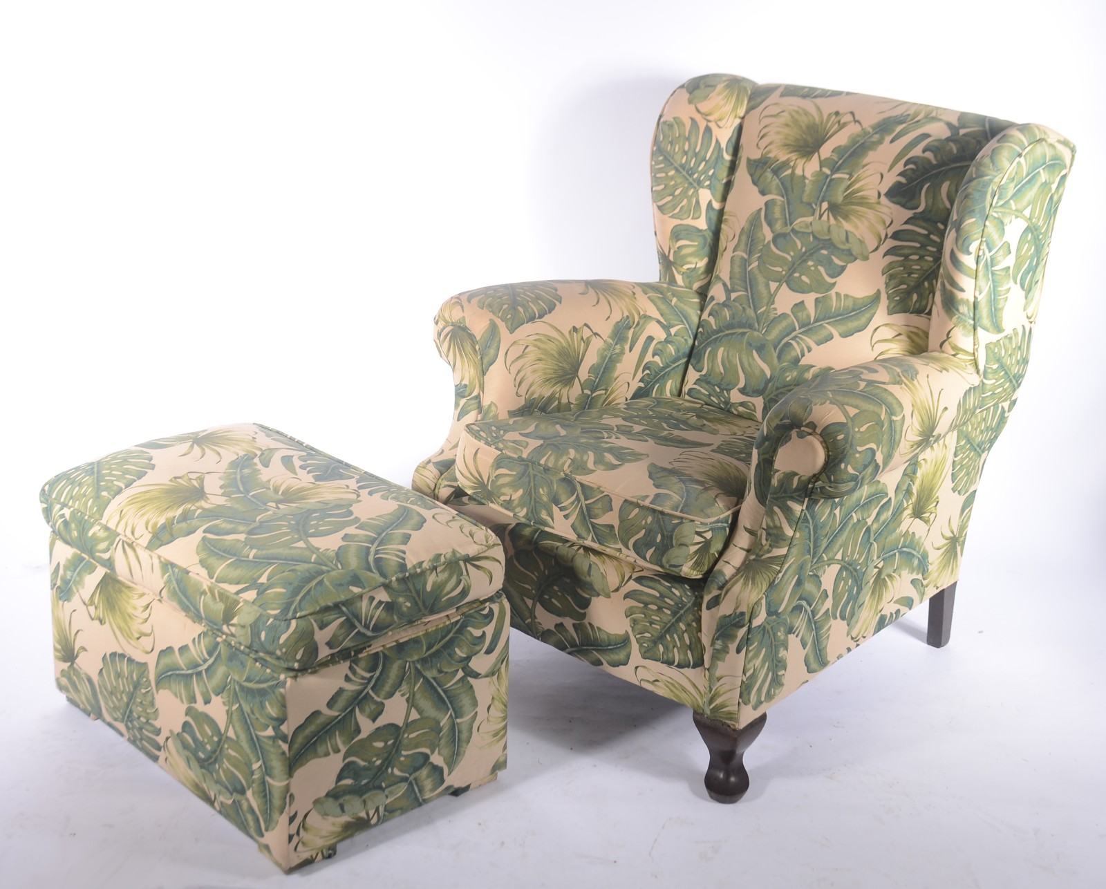 Bergere estofada e forrada com tecido estampado com folhas verdes... - foto 1 de 6