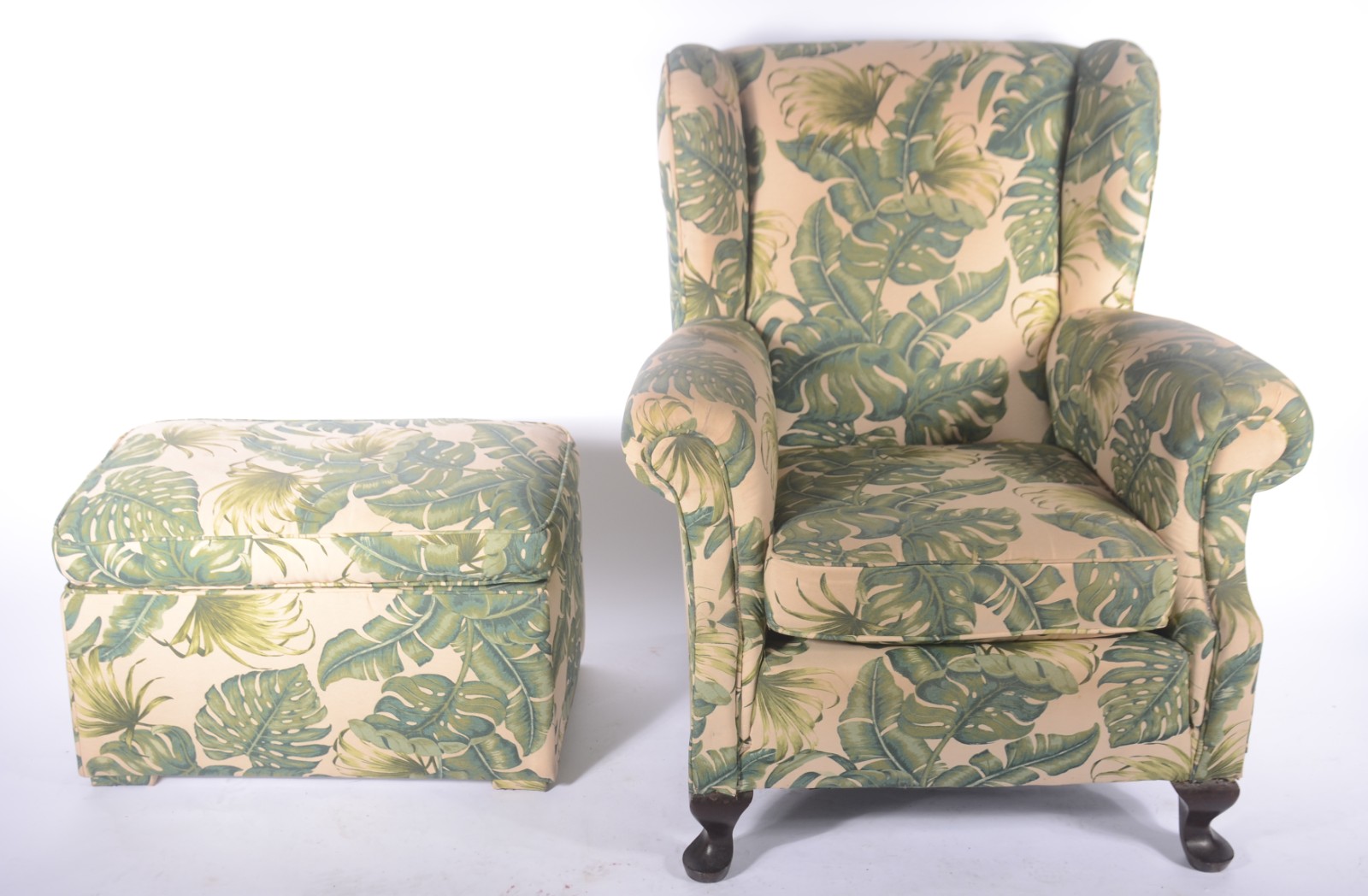 Bergere estofada e forrada com tecido estampado com folhas verdes... - foto 2 de 6
