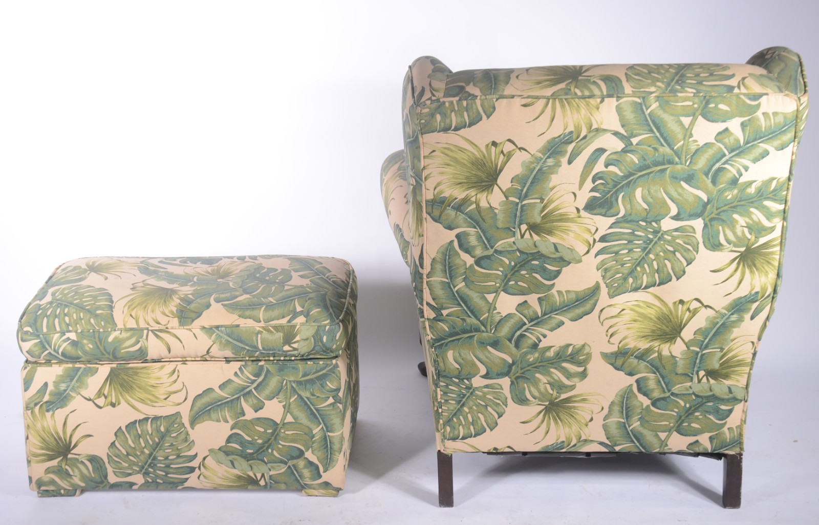 Bergere estofada e forrada com tecido estampado com folhas verdes... - foto 4 de 6