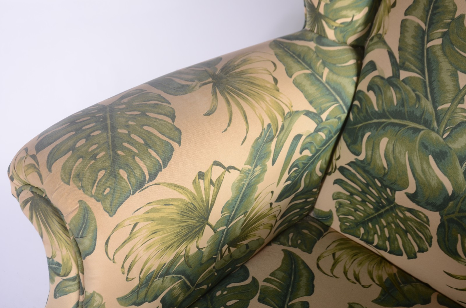Bergere estofada e forrada com tecido estampado com folhas verdes... - foto 5 de 6