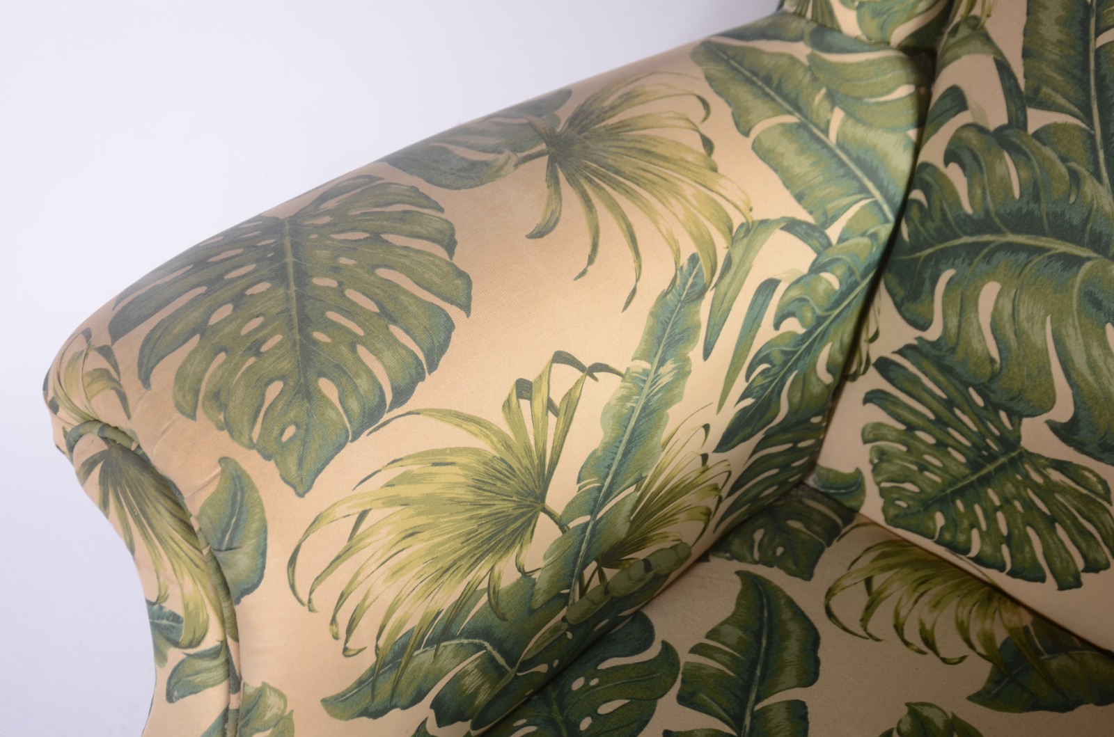 Bergere estofada e forrada com tecido estampado com folhas verdes... - foto 6 de 6