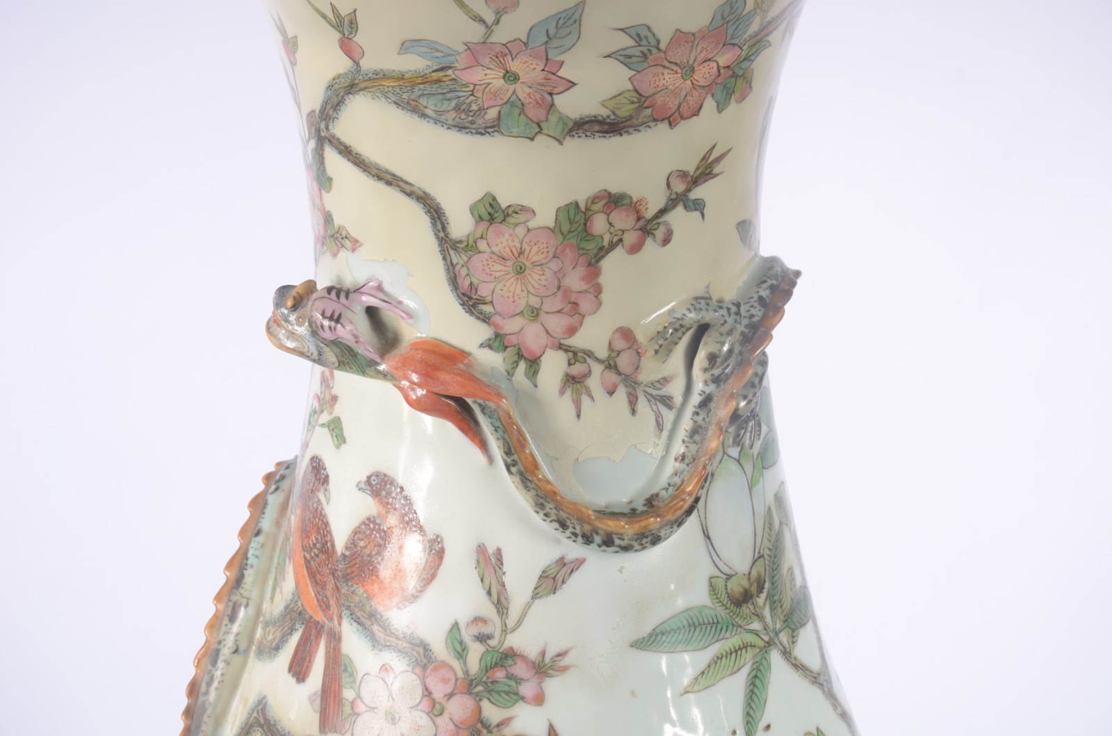 Grande vaso de porcelana chinesa decorada com aves e vegetação em... - foto 8 de 11