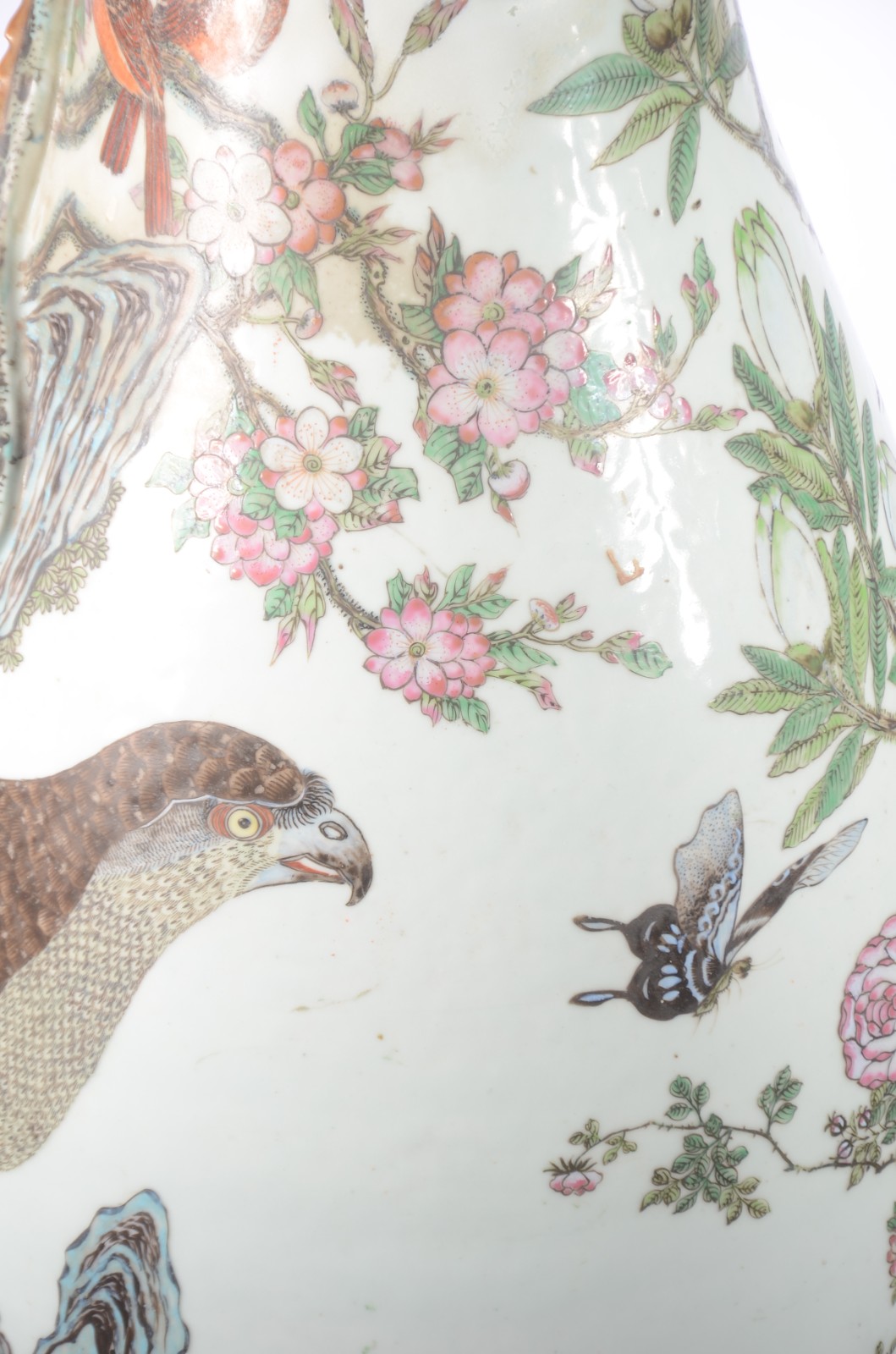 Grande vaso de porcelana chinesa decorada com aves e vegetação em... - foto 10 de 11