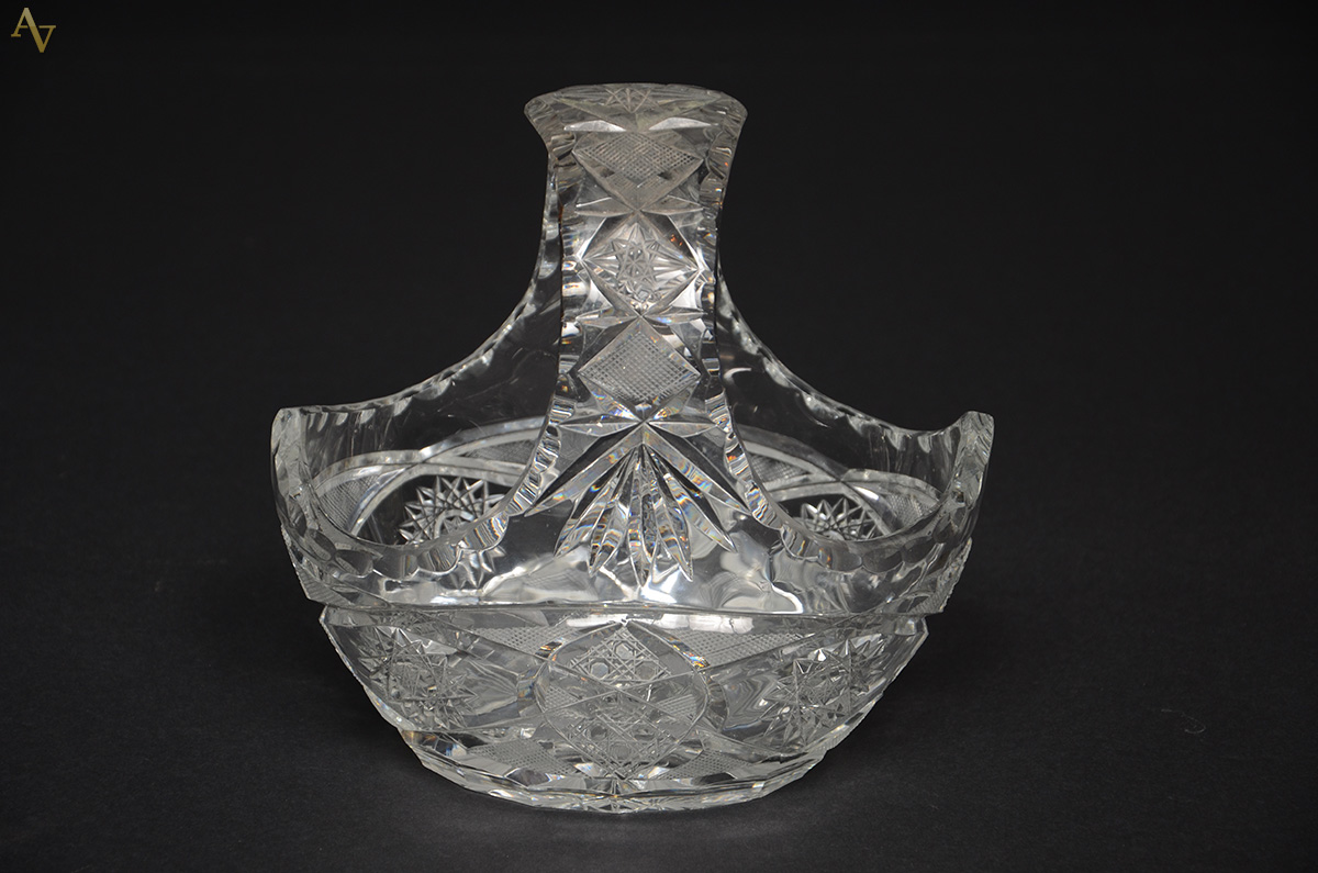 Cesta de cristal tcheco lapidado. Altura 20 cm.